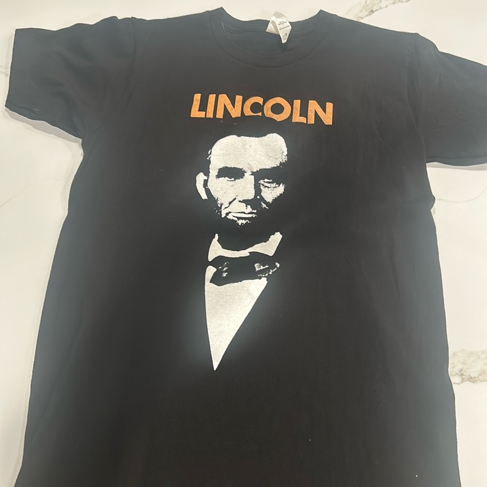 Small Lincoln restaurant t shirt black good condition.